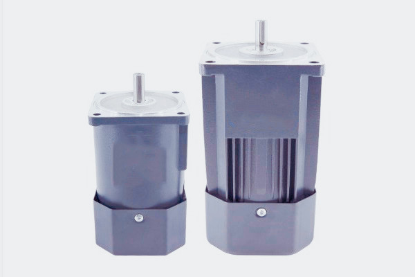 單相電怎么讓電機(jī)轉(zhuǎn)起來？一文看懂220V單相交流電機(jī)原理！